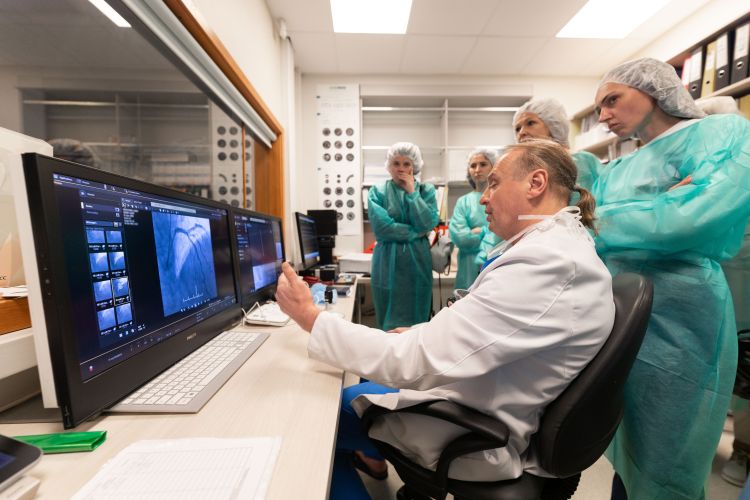 “Mēness aptiekas” farmaceiti vēro sirds operāciju Latvijas Kardioloģijas centrā