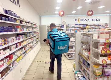 „Mēness aptieka” sadarbībā ar tehnoloģiju uzņēmumu „Wolt” paplašina aptiekas produktu pieejamību iedzīvotājiem