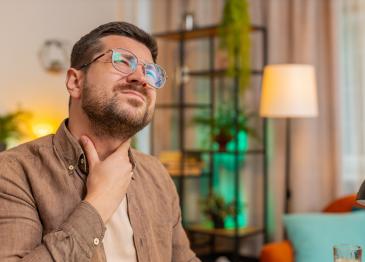 Ko darīt, ja kakls sāp   