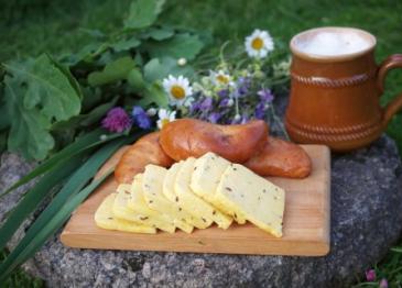 Jāņu tradīcijas mainās, bet siers un ugunskurs saglabā līderpozīcijas