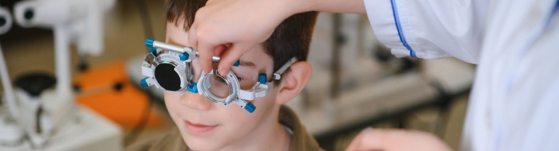 Pārbaudīt bērnam redzi: vai tas jādara tikai pirms skolas?
