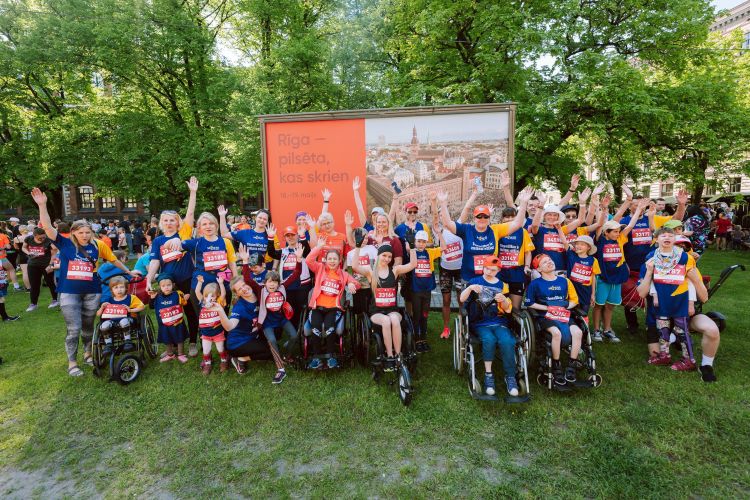 Programma “Iekļaujošs maratons” Rimi Rīgas maratonā vienos dalībniekus ar kustību un funkcionāliem traucējumiem