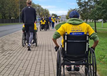 „Mēness aptiekas” komanda Rimi Rīgas maratonā skries kopā ar Bērnu un jauniešu parasporta apvienības jauniešiem