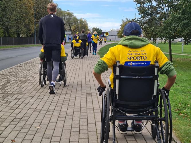 „Mēness aptiekas” komanda Rimi Rīgas maratonā skries kopā ar Bērnu un jauniešu parasporta apvienības jauniešiem