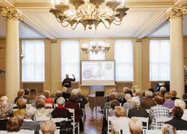 Veselības senioru kluba seminārā aktualizē profilaksi un drošas kustības ikdienā 